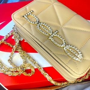 I’ve never used it it just sits with the rest of my purses